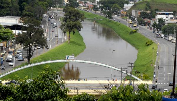 Equipes da Cesama realizam obras no Rio Paraibuna