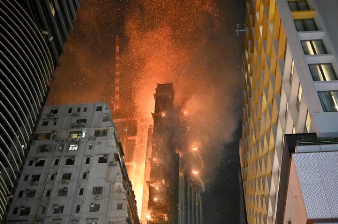Incêndio atinge arranha-céu em Hong Kong