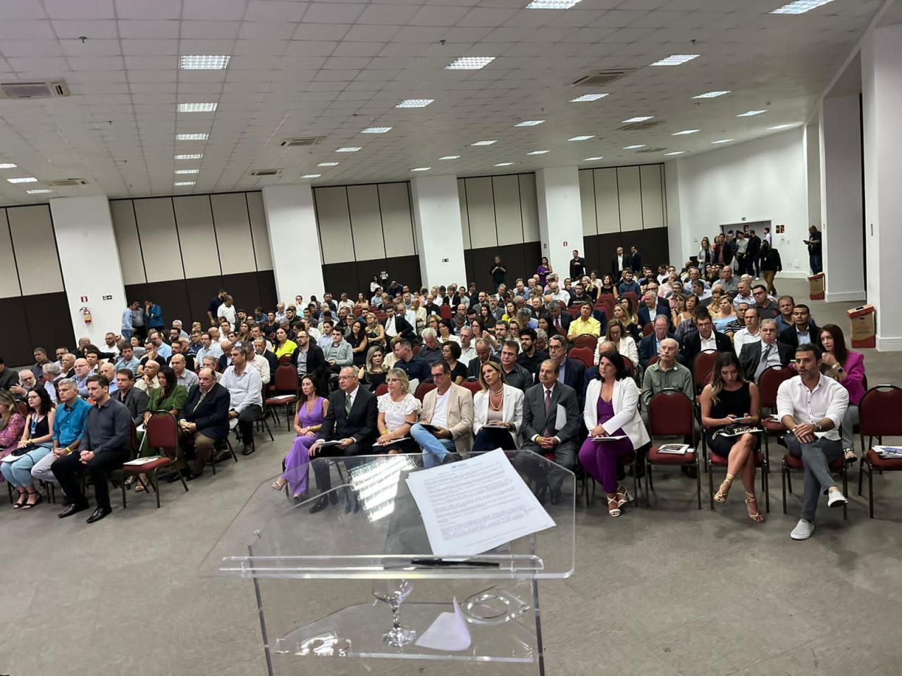 Jantar promovido pela Associação Comercial promove palestra sobre perspectivas do mercado financeiro para 2023