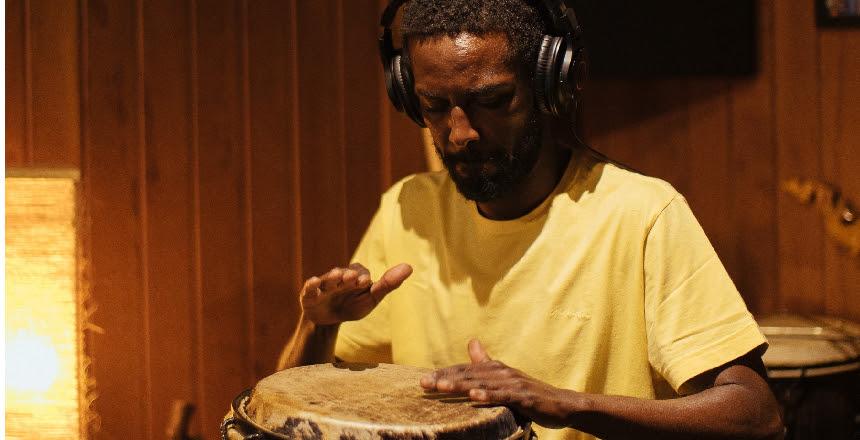 Músico juiz-forano lança single explorando sonoridade afro-brasileira