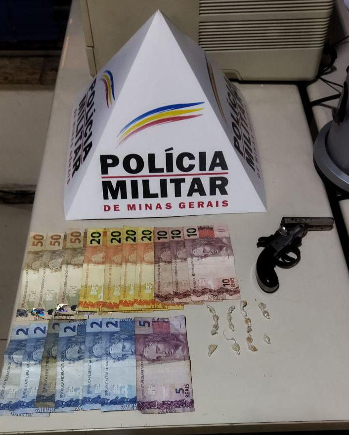 PM prende dois homens e dois menores de idade por tráfico de drogas em Ressaquinha