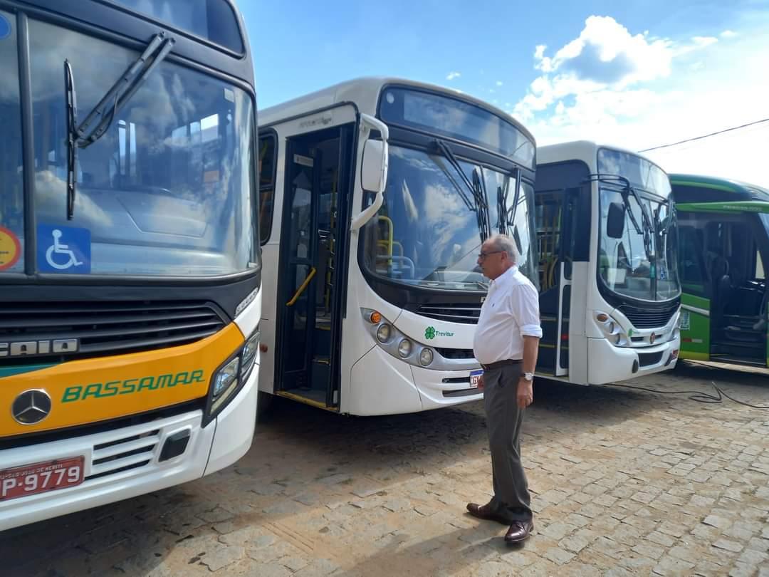 Prefeito Pedro Augusto faz vistoria nos ônibus que farão transporte coletivo emergencial em Leopoldina