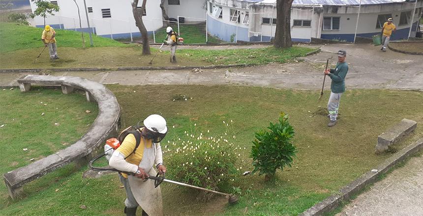 Prefeitura atende 13 bairros com serviços de poda de grama em dois dias