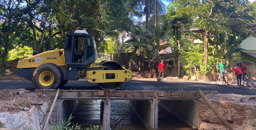 Prefeitura realiza pavimentação de ponte no distrito de Monte Verde nesta quarta, 15