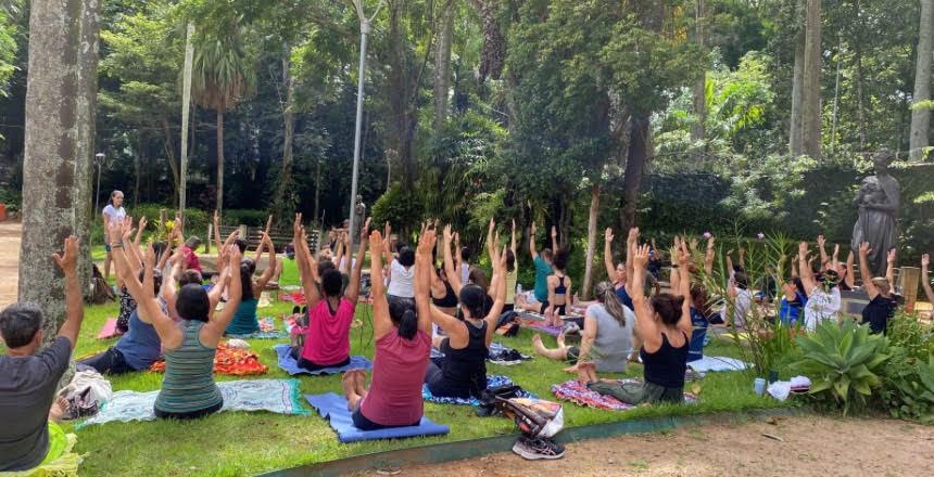 Projeto “Yoga no Museu” reúne dezenas de pessoas no parque do Museu Mariano Procópio