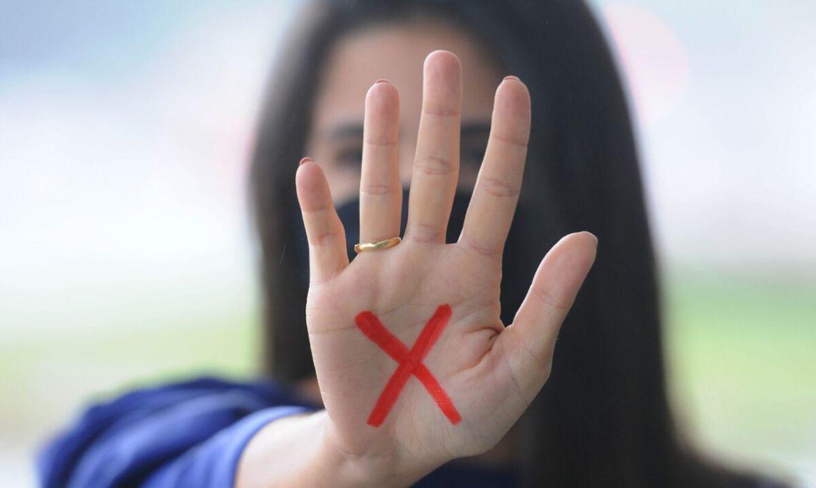 Segurança debate violência contra a mulher em escolas públicas do estado