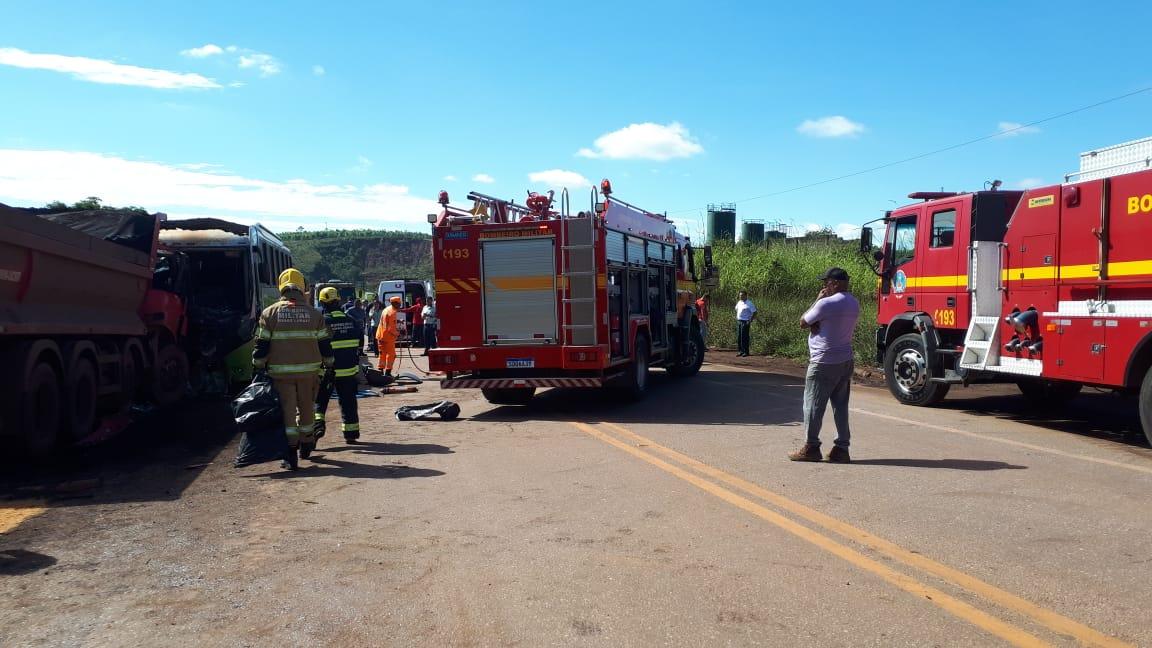 Acidente entre caminhão de mineradora e ônibus com 15 passageiros na MG-030