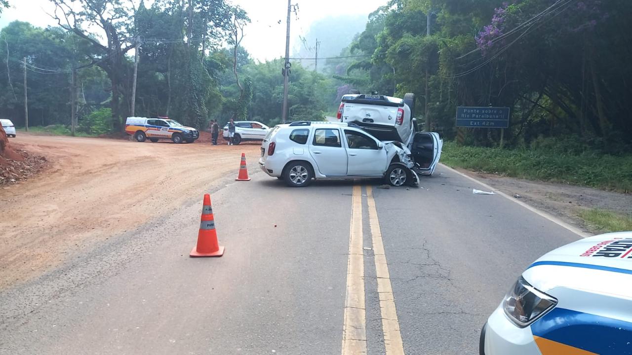 Acidente envolvendo tres veículos na estrada União Indústria em Juiz de Fora