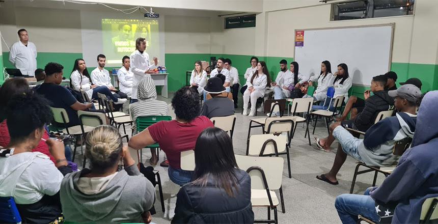 Alunos da EJA da E. M. Gabriel Gonçalves da Silva recebem orientações de saúde em projeto universitário