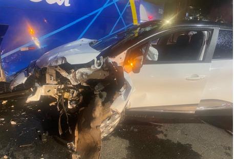 ATENDIMENTO DE ACIDENTE DE TRÂNSITO ENVOLVENDO UM ONIB E UM CARRO PARTICULAR
