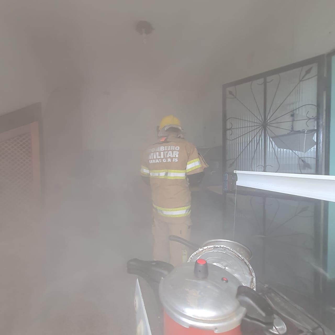 Bombeiros atendem incêndio em residência no bairro Grogotó