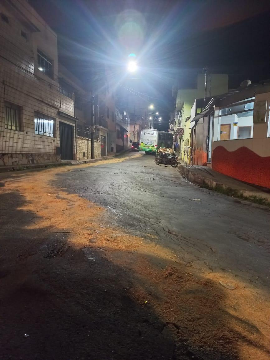 Bombeiros atuam em incêndio em veículo e perigo de derrapagem em Conselheiro Lafaiete