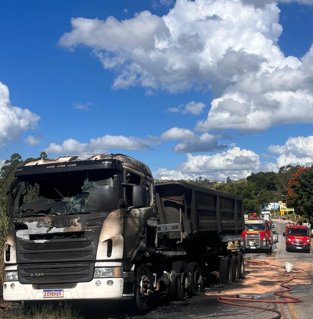 Bombeiros combatem incêndio em carreta carregada com escória na BR-265