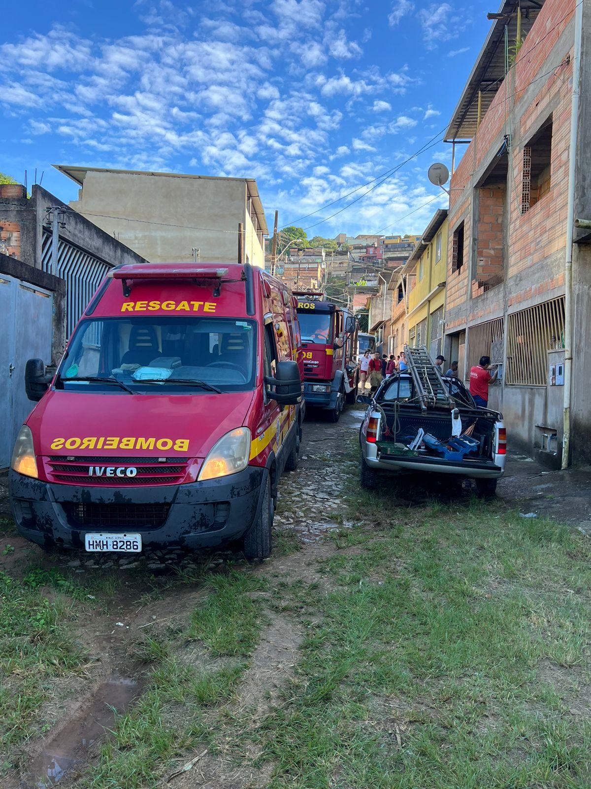 Bombeiros combatem incêndio em residência em Conselheiro Lafaiete