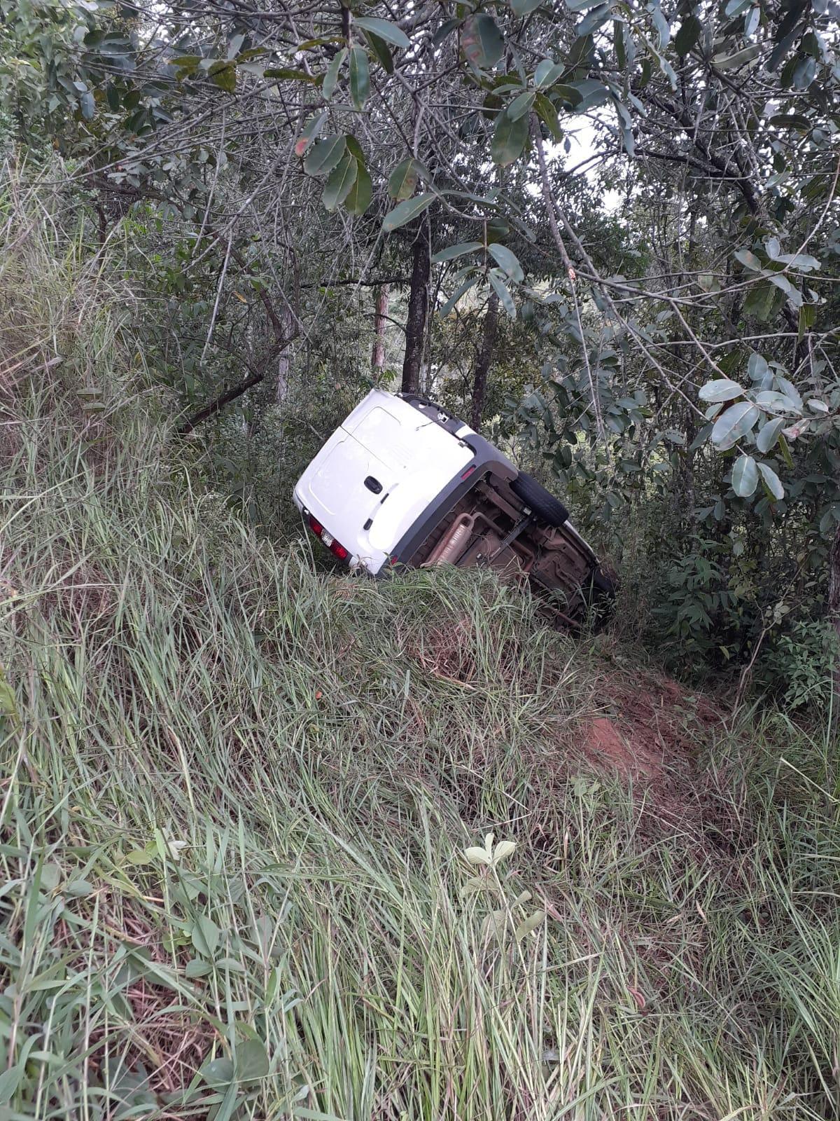 Bombeiros militares atendem vítima de capotamento de automóvel em Conselheiro Lafaiete