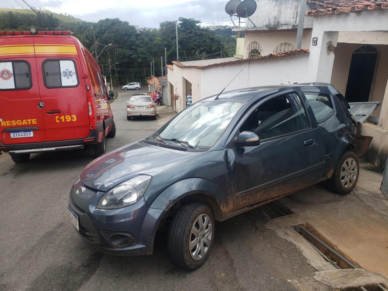 Bombeiros militares de Conselheiro Lafaiete atendem vítima de acidente automobilístico