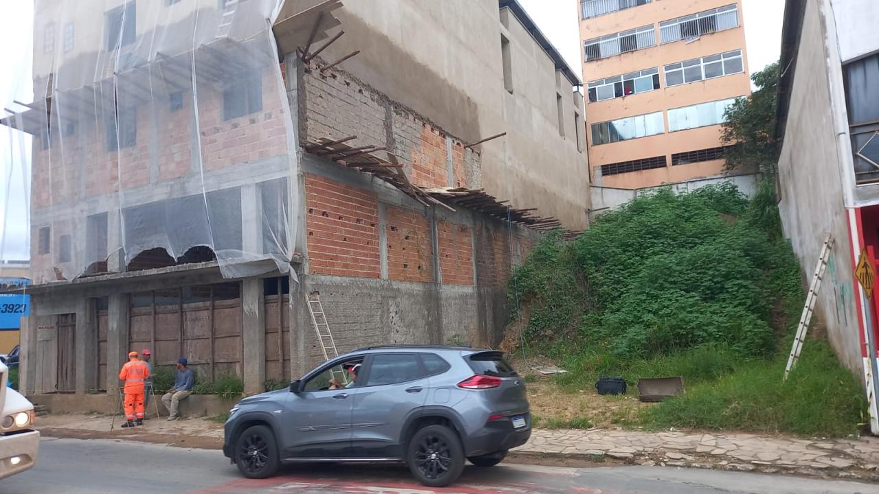 Bombeiros resgatam vítima que caiu de andaime no Pio XII em São João Del-Rei