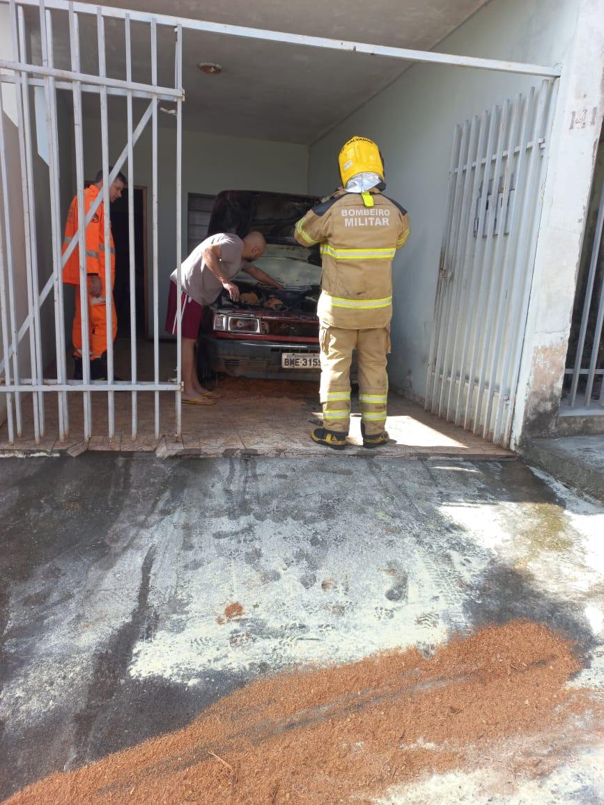 Bombeiros são acionados para combater incêndio em veículo no bairro Queluz em Conselheiro Lafaiete