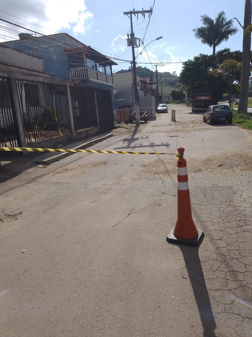 Corpo de Bombeiros é acionado no Distrito de Correia de Almeida, após a ruptura de cabo de energia elétrica