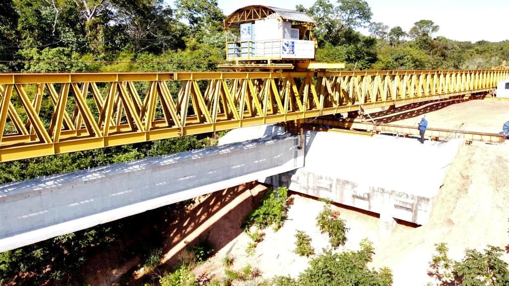 DER-MG inicia instalação de vigas em ponte sobre o Rio Paracatu, no Noroeste de Minas