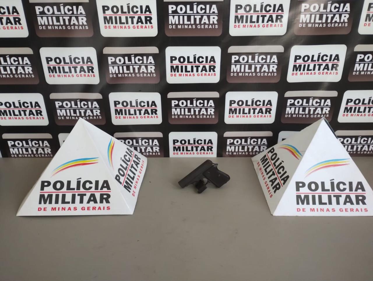 Homem é preso por porte ilegal de armas no Bairro São Tarcísio