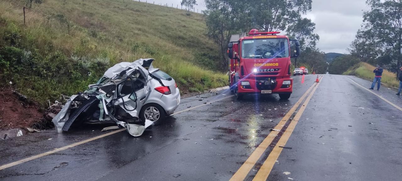 Ônibus colide com veículo de passeio entre Bom Jardim e Lima Duarte