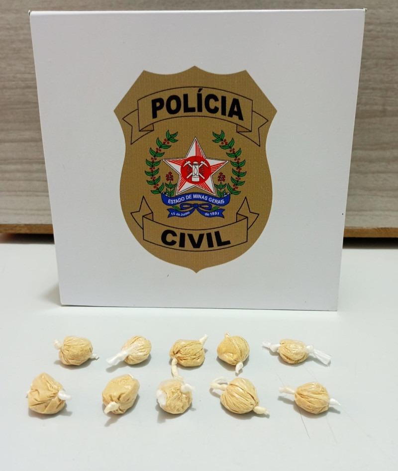 PCMG apreende carro e drogas em Cipotânea