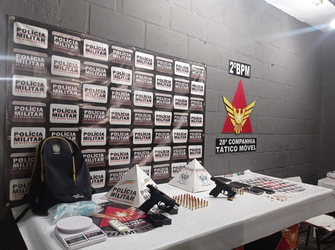 PM PRENDE TRÊS HOMENS POR TRÁFICO DE DROGAS E PORTE ILEGAL DE ARMAS