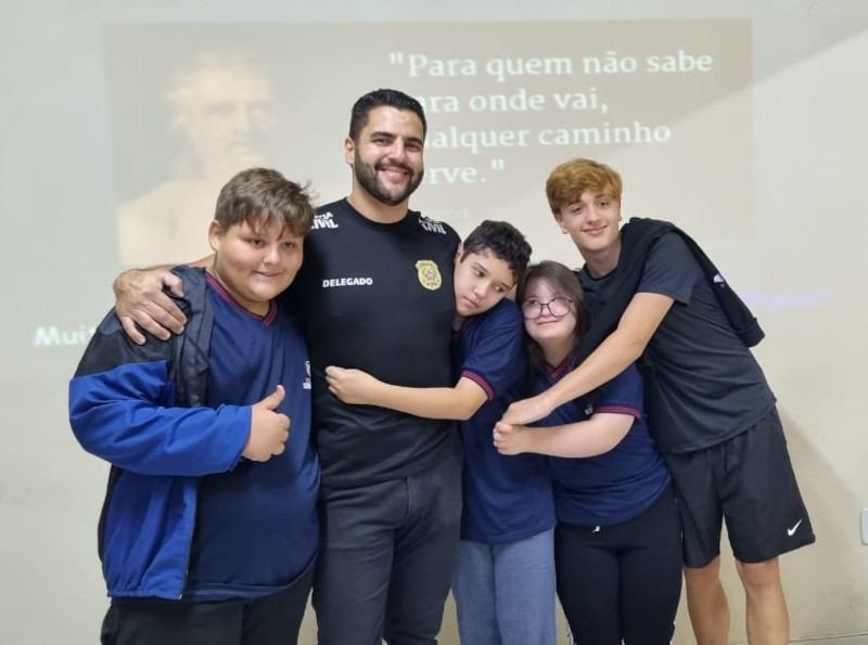 Polícia Civil participa de ciclo de palestras para alunos de escola de Barbacena