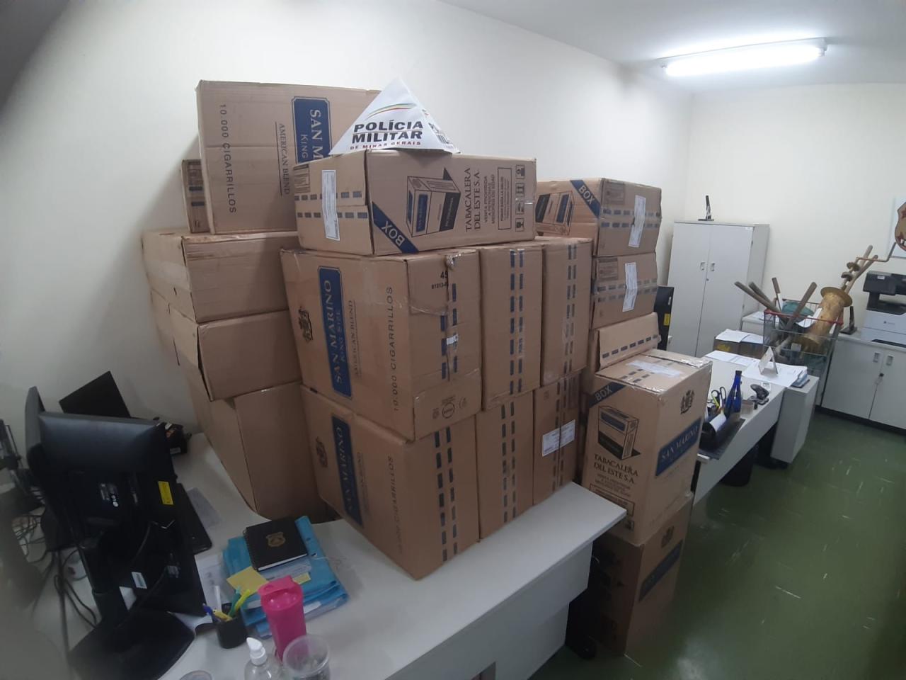 Polícia Militar apreende grande quantidade de cigarros contrabandeados em Barbacena