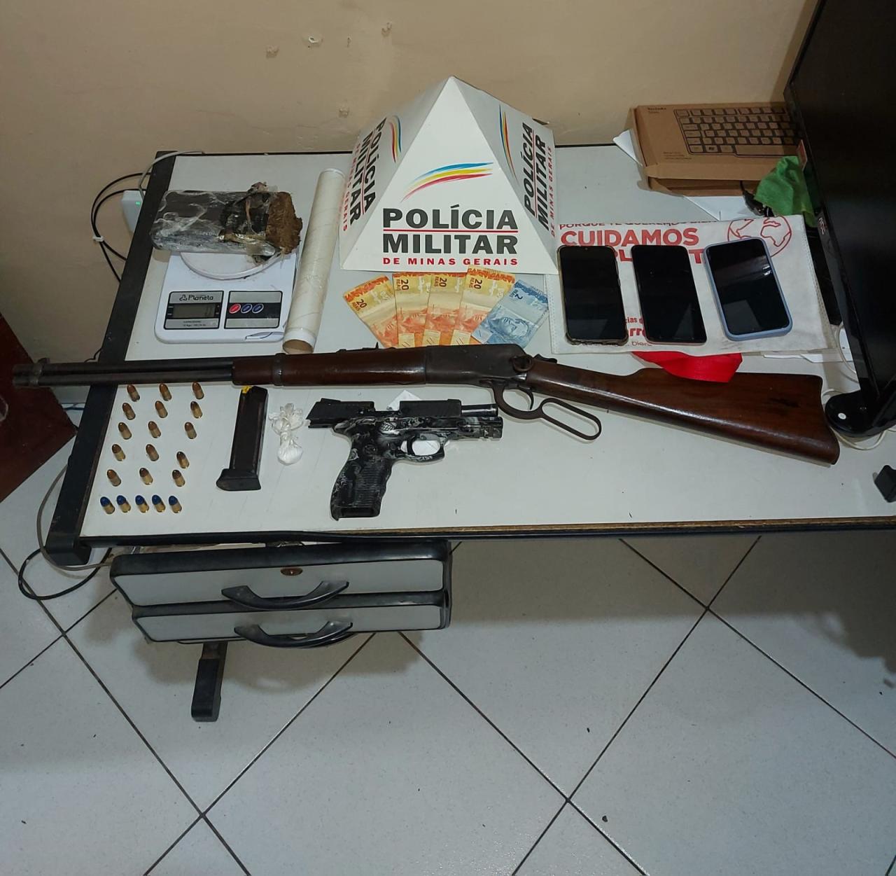 Polícia militar realiza operação contra tráfico de drogas e porte de armas em Juiz de Fora e Ubá