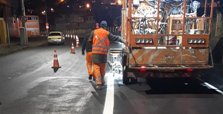 Prefeitura inicia pintura da sinalização vertical no novo asfalto da Avenida Coronel Vidal