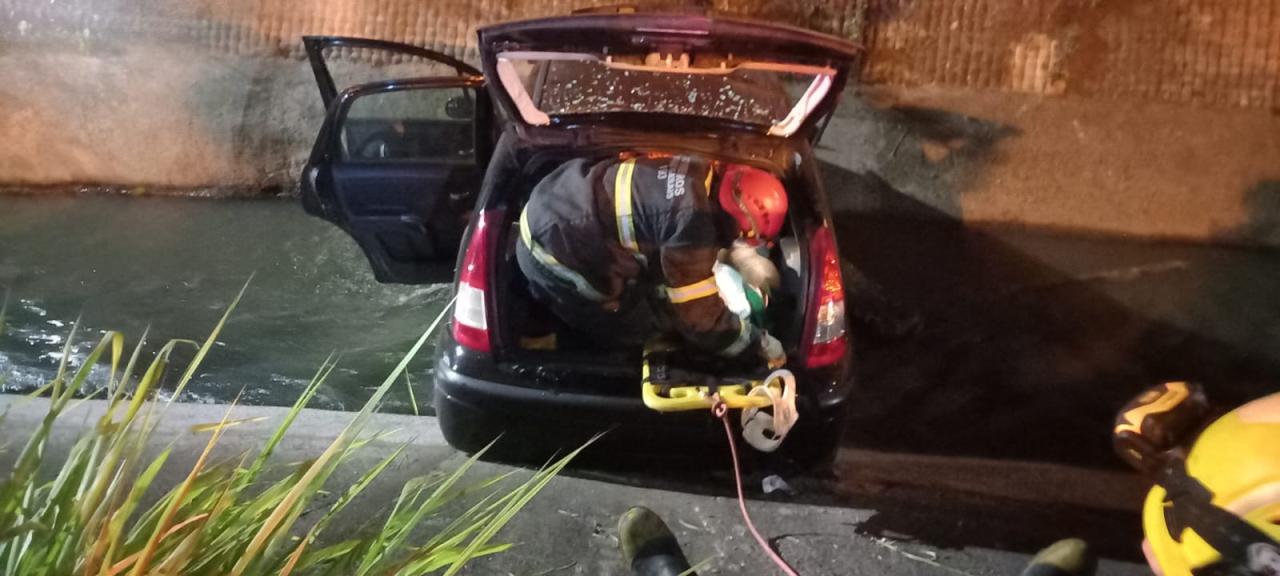 Bombeiros atendem acidente automobilístico no Bairro São Sebastião em Barbacena