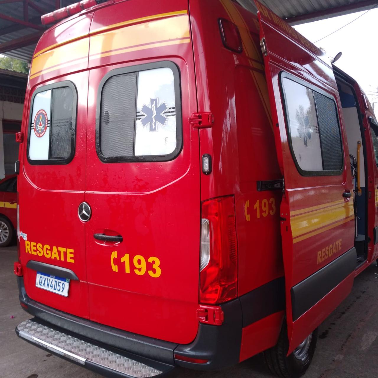 Bombeiros Militares atendem a colisão entre carro e moto em Lafaiete
