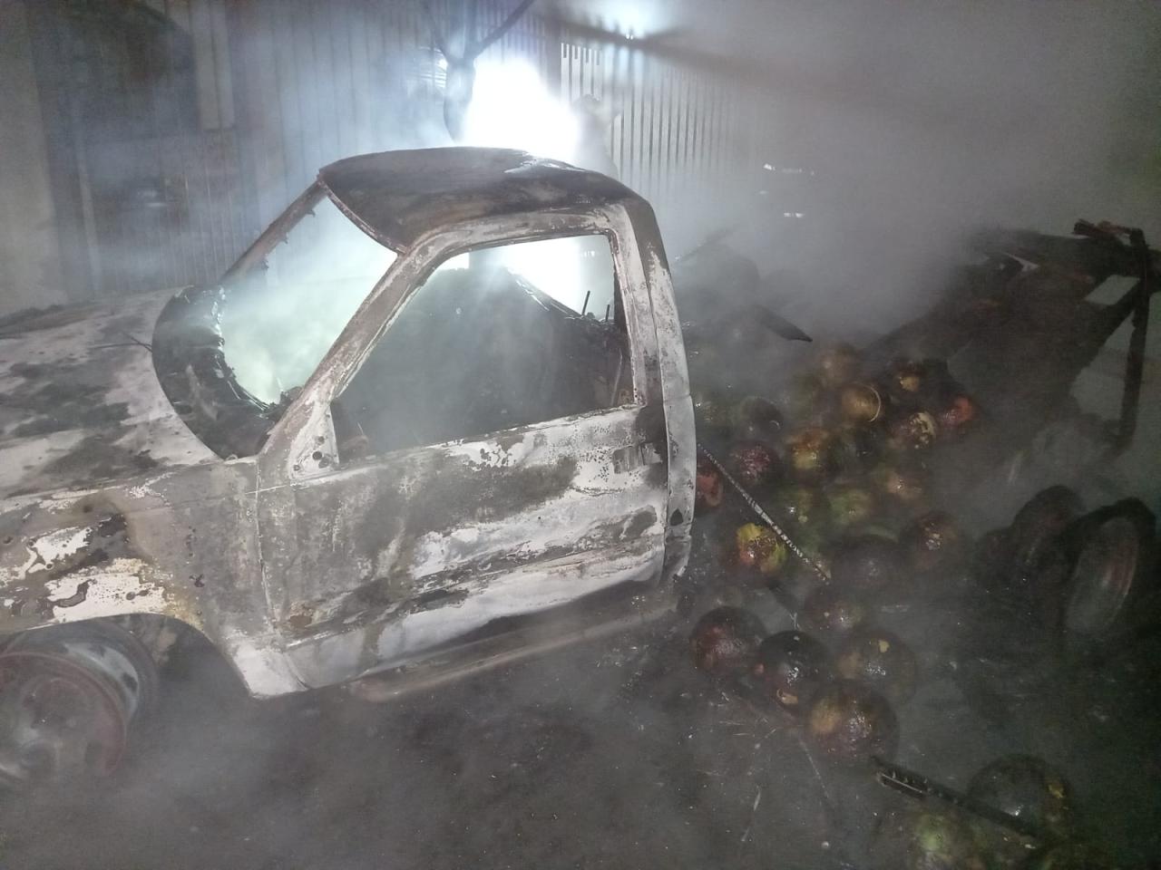 Caminhonete carregada com frutas é consumida pelo fogo em incêndio no bairro Nova Era