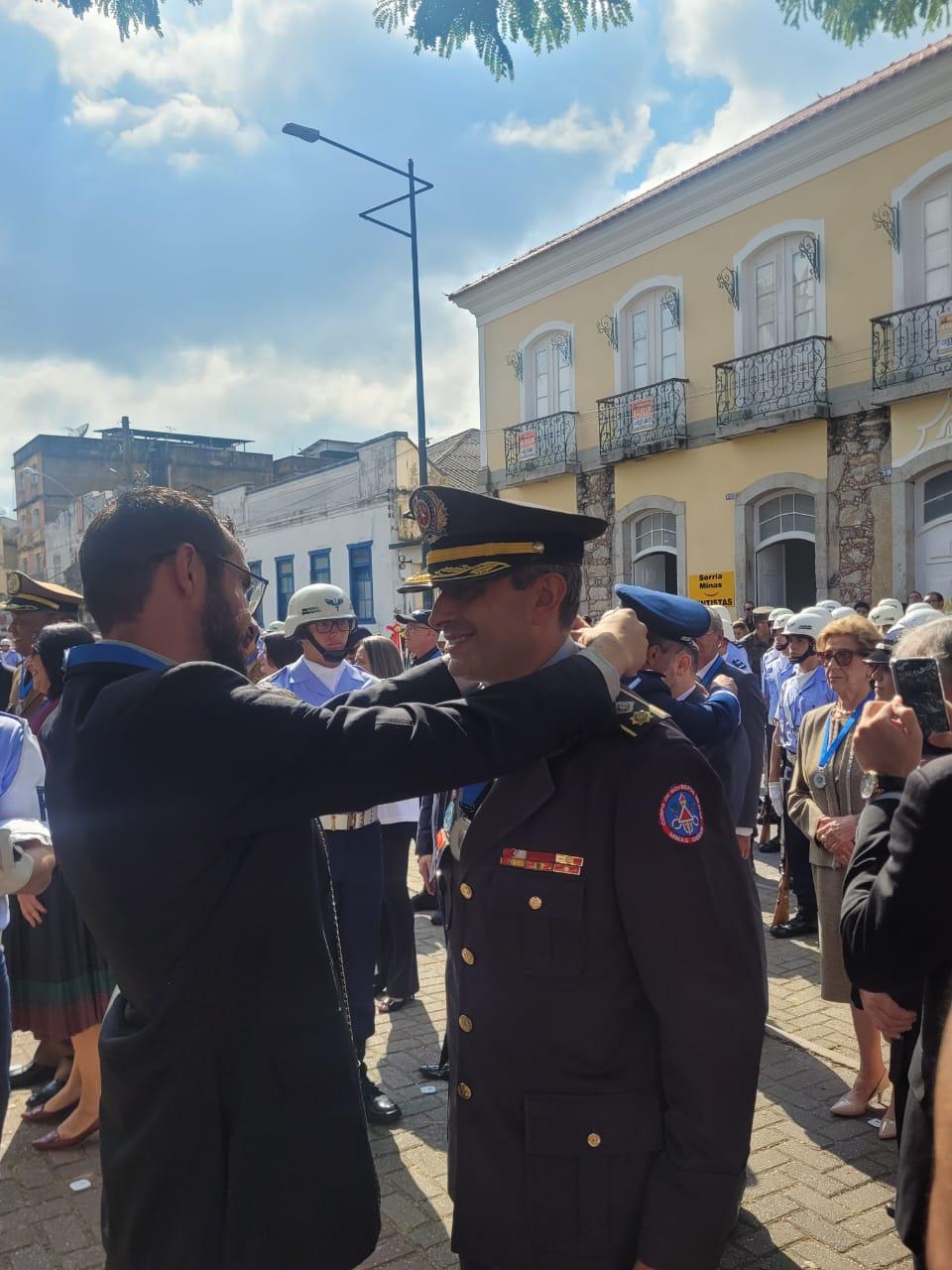 Comandante do Corpo de Bombeiros Militar de Barbacena é agraciado em solenidade do Dia da Vitória