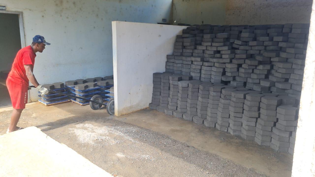 Detentos produzem materiais que irão pavimentar Eugenópolis