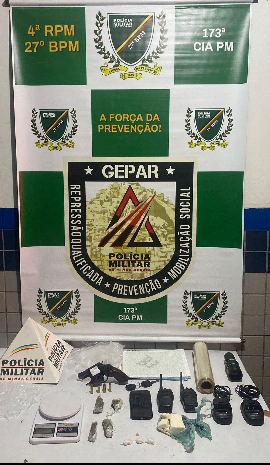 Dois homens são presos por porte ilegal de arma de fogo no bairro Igrejinha