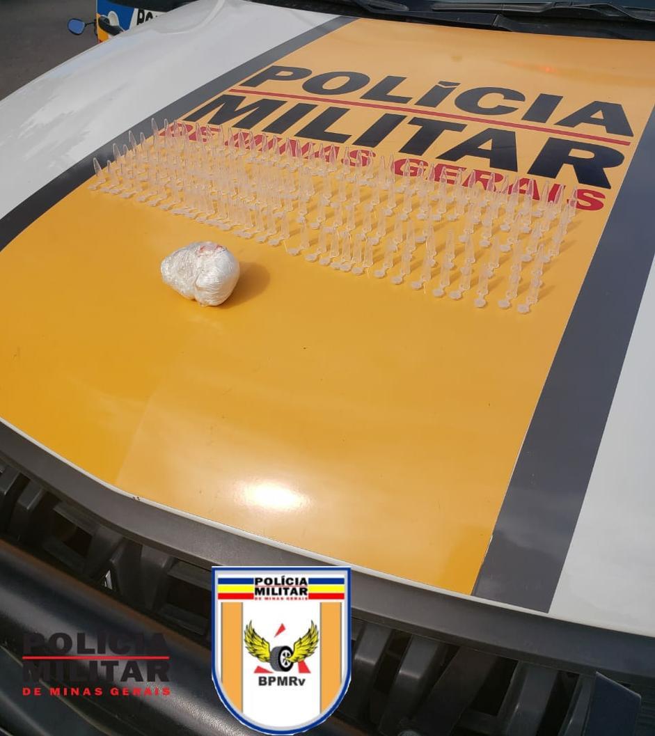 DURANTE OPERAÇÃO POLICIAL, APREENSÃO DE GRANDE QUANTIDADE DE DROGAS NA RODOVIA MG 353