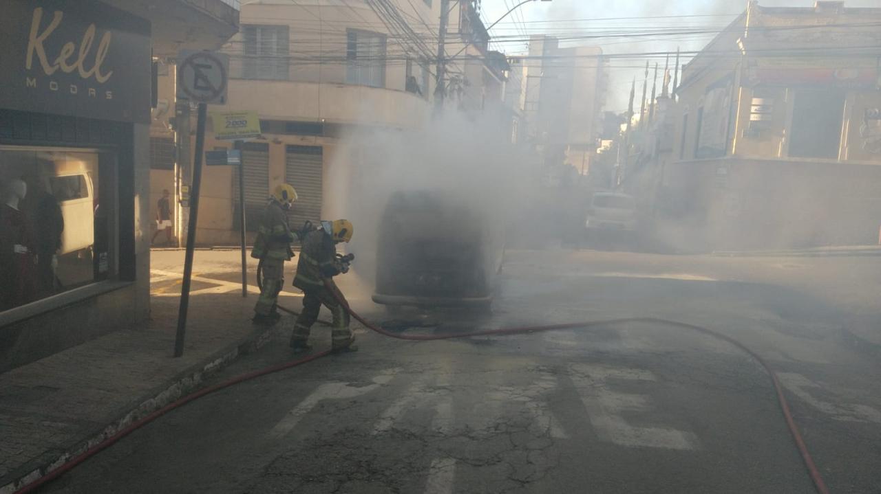 Incêndio destrói veículo em Conselheiro Lafaiete