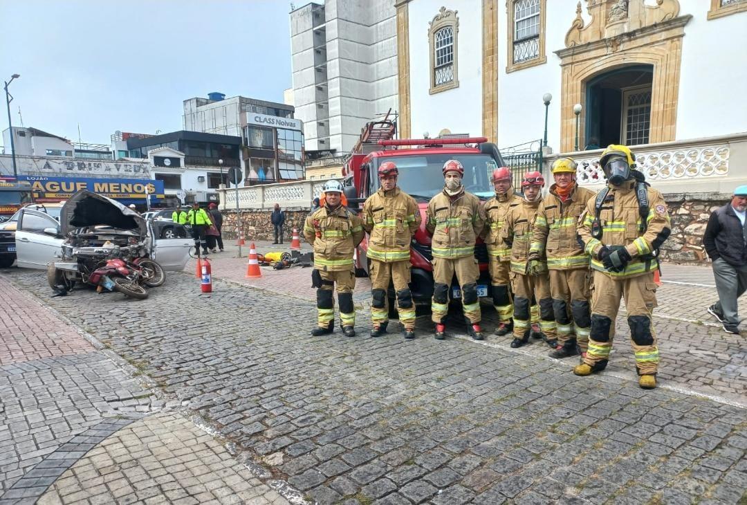 Maio Amarelo: Bombeiros de Barbacena realizam simulado de atendimento a ocorrência de acidente automobilístico
