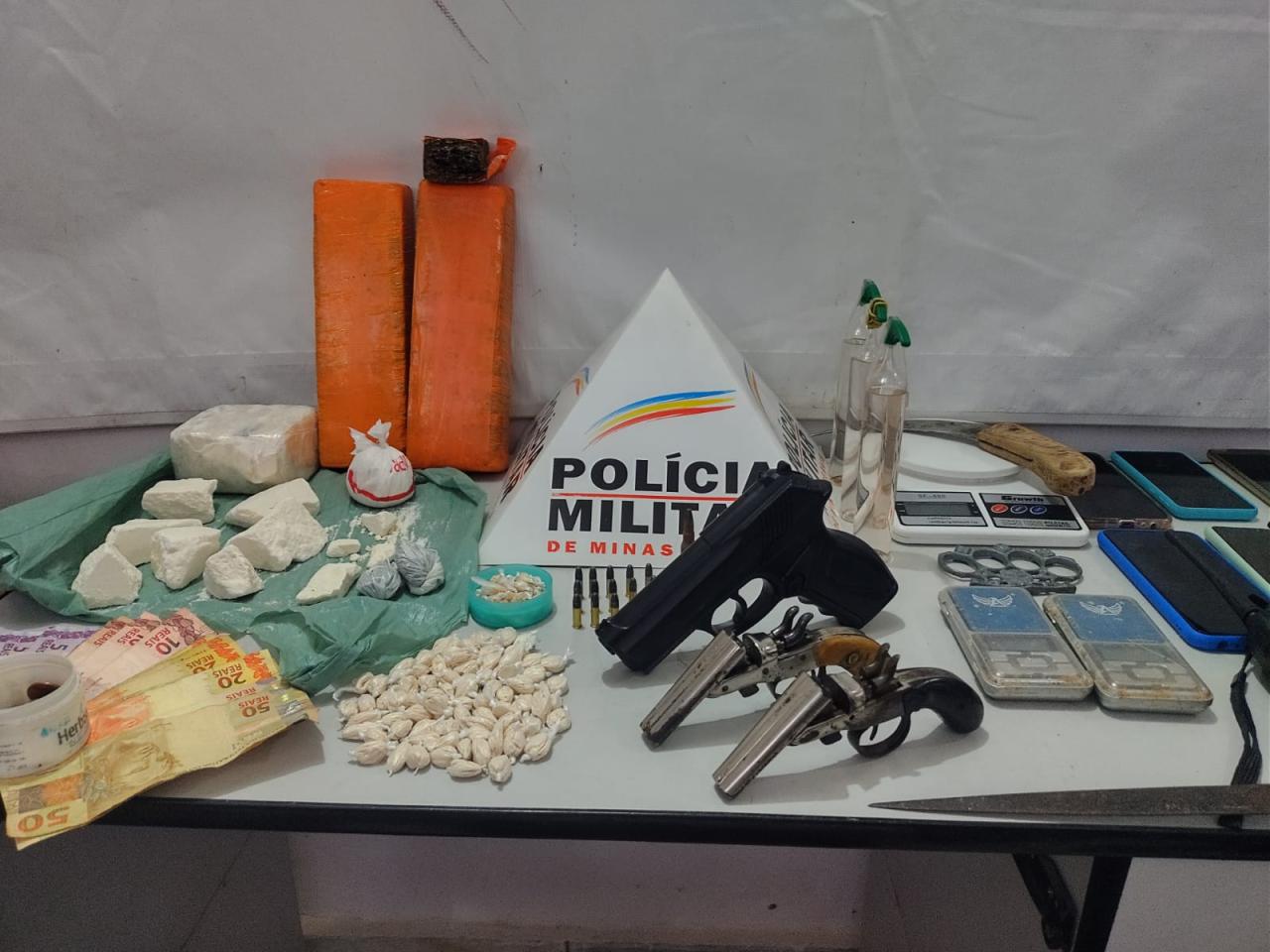 Operação policial resulta na prisão de autores por tráfico de drogas, furto e apreensão de armas e objetos ilícitos em Bicas