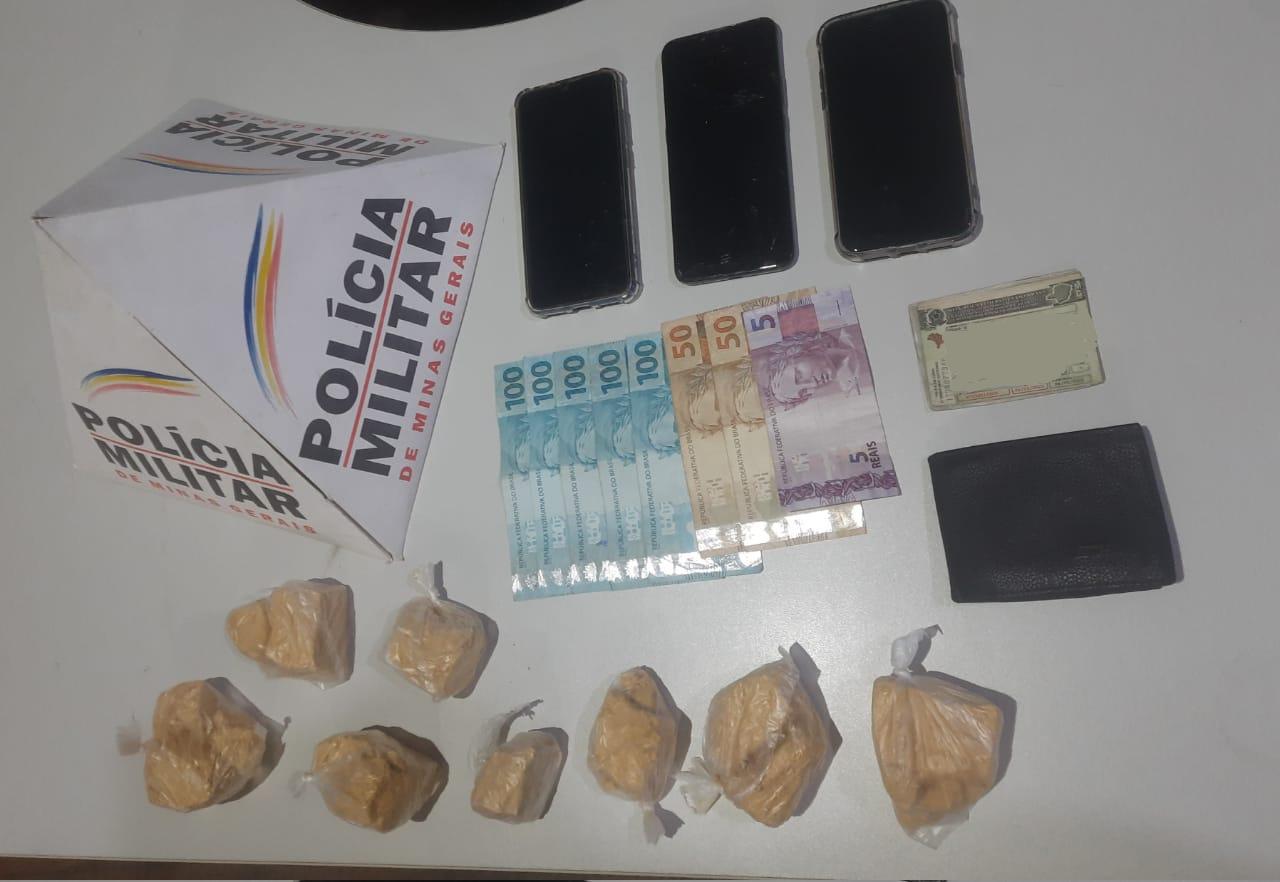 Operações policiais resultam em apreensão de drogas e descoberta de fábrica de entorpecentes em Alto Rio Doce e São João Del-Rei