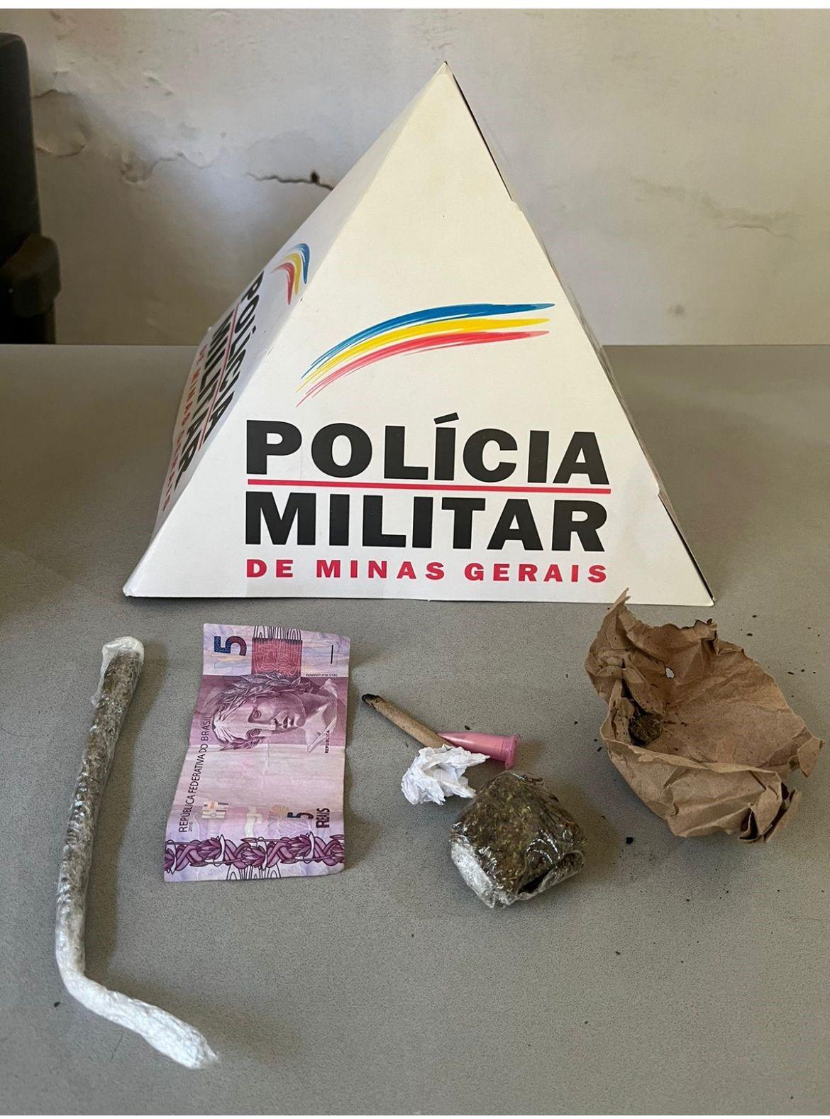 Polícia Militar realiza prisão de autores por corrupção de menor e tráfico ilícito de drogas dentro de ônibus em Guiricema