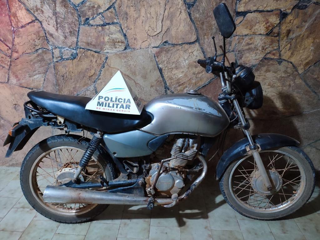 Polícia Militar recupera motocicleta furtada em Guidoval