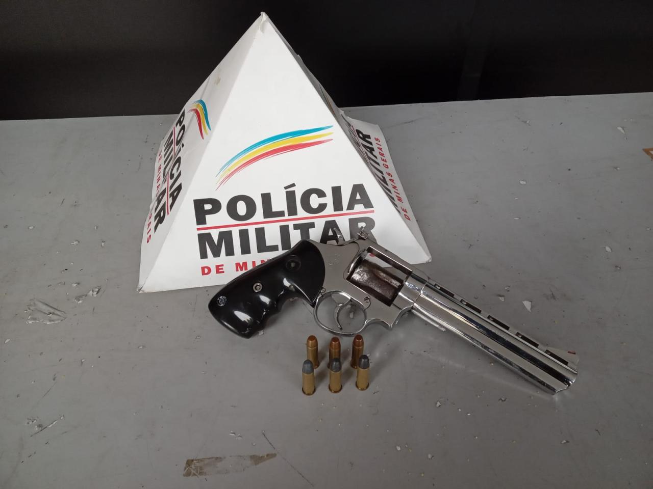 Polícia prende homem por porte ilegal de arma de fogo em Santa Cruz