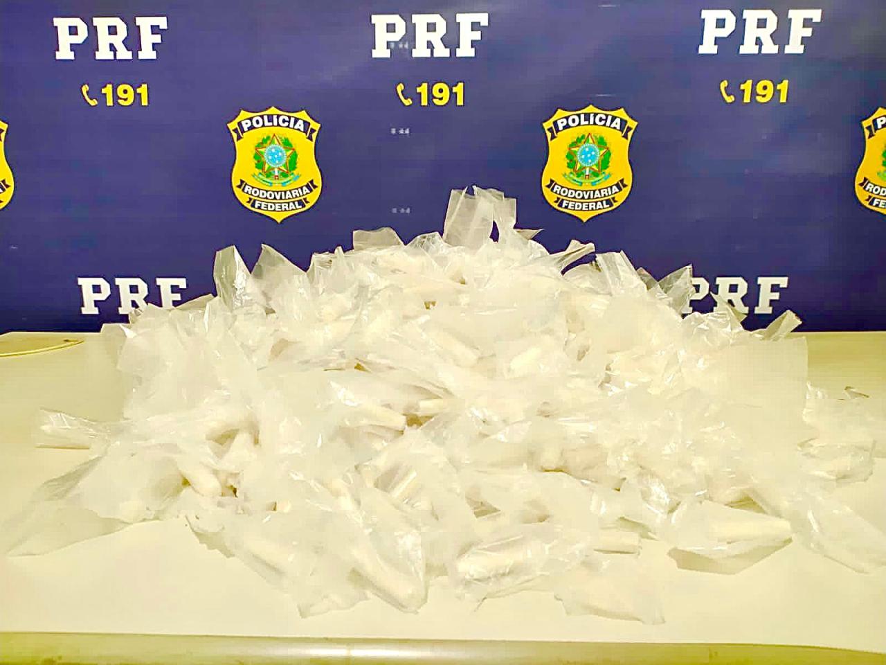 Polícia Rodoviária Federal intercepta suspeito com drogas, em Leopoldina/MG
