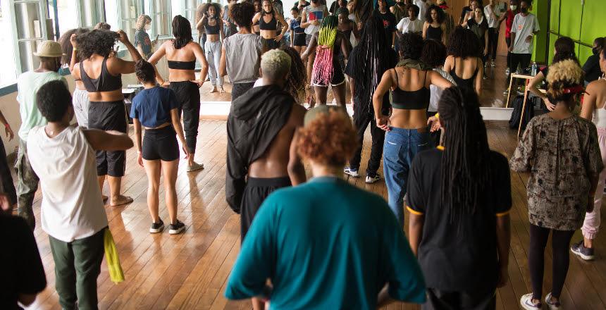 Projeto Esquinas & Vielas leva danças urbanas às instituições assistenciais de Juiz de Fora