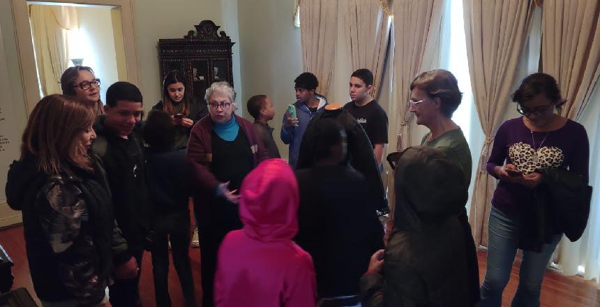 Alunos de escolas públicas visitam Museu Mariano Procópio após abertura completa