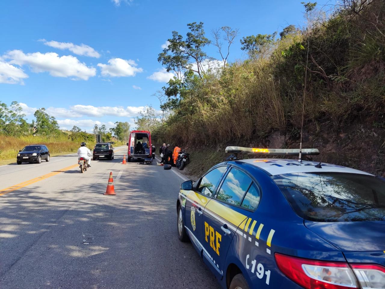 Bombeiros atendem motociclista em acidente na BR 040